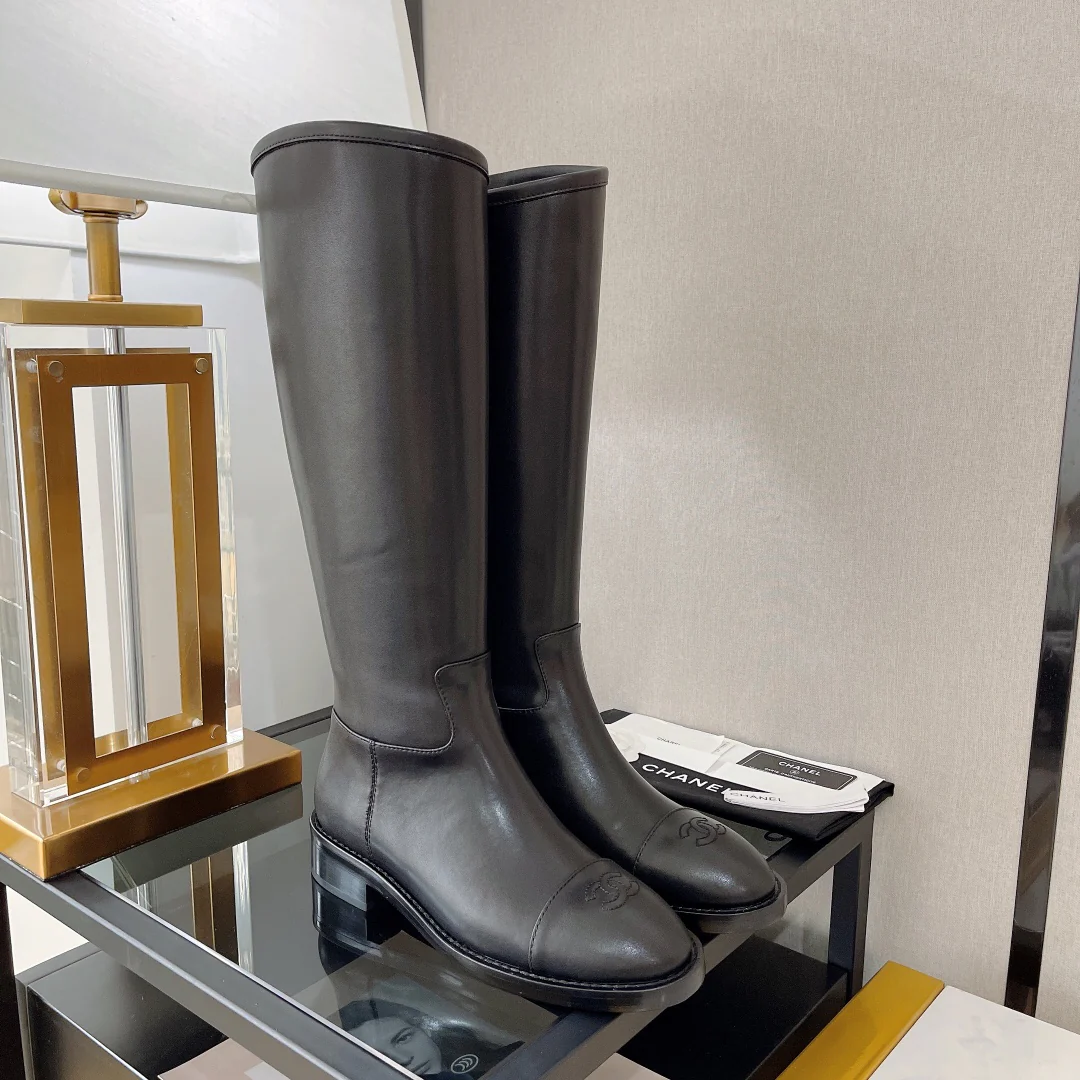 Ботинки Chanel с подиума 2022 года - черные.
