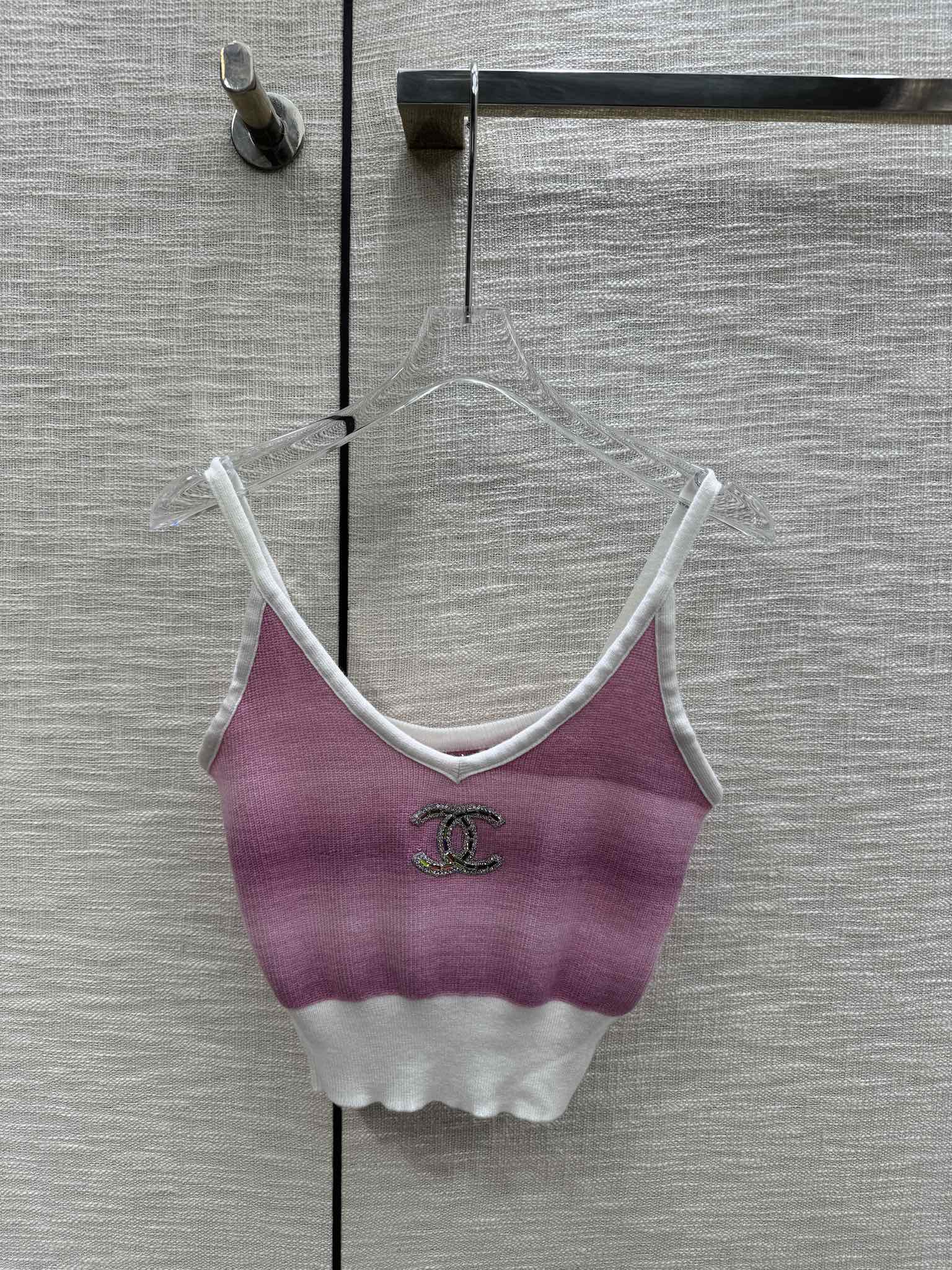 Chanel 2403 - Вязаная майка с V-образным вырезом в полоску, выполненная в технике цветовых блоков - Розовая