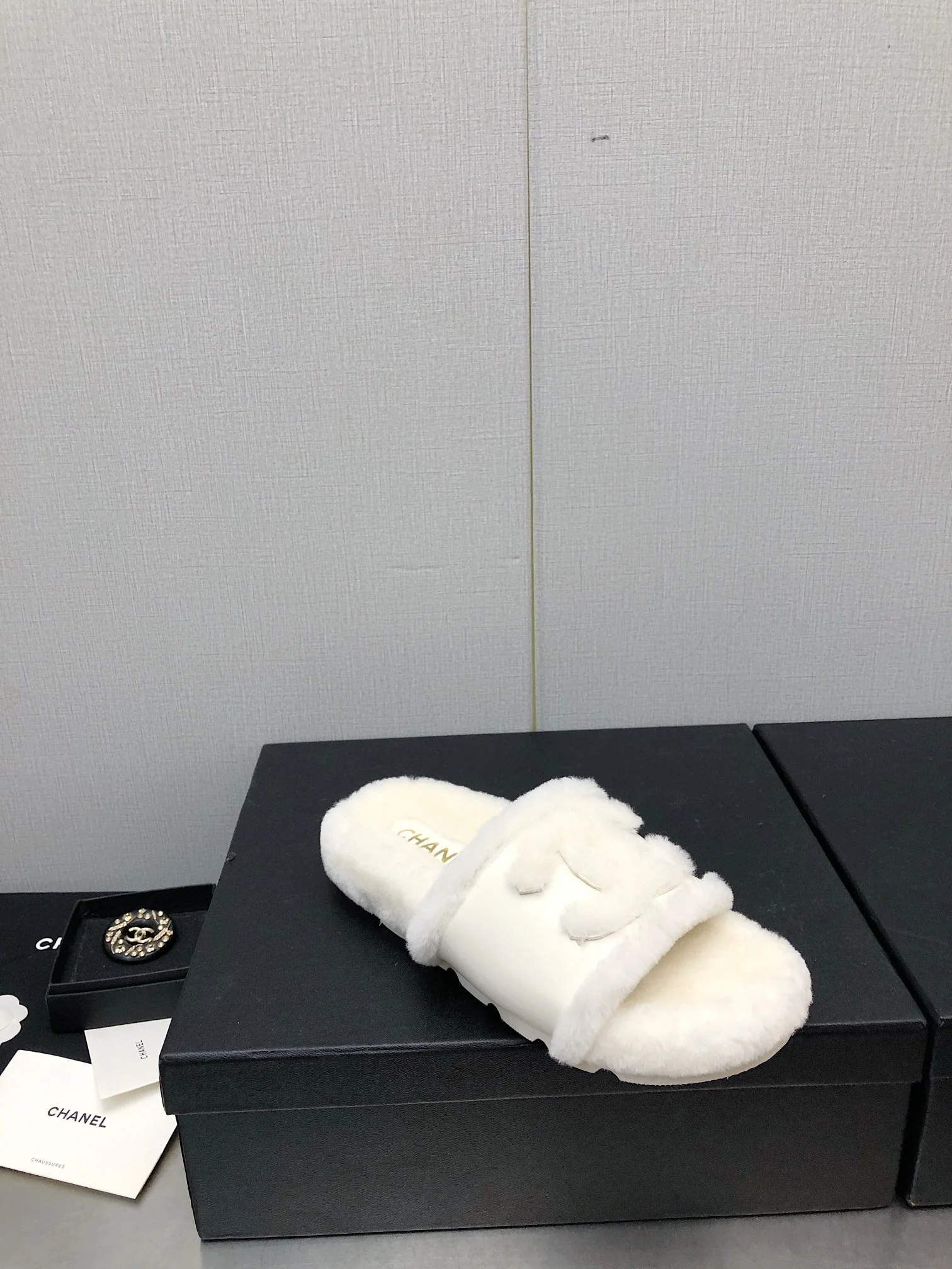 Новинка сезона осень/зима 2023 от Chanel - шерстяные тапочки в клетку - белые кожаные.