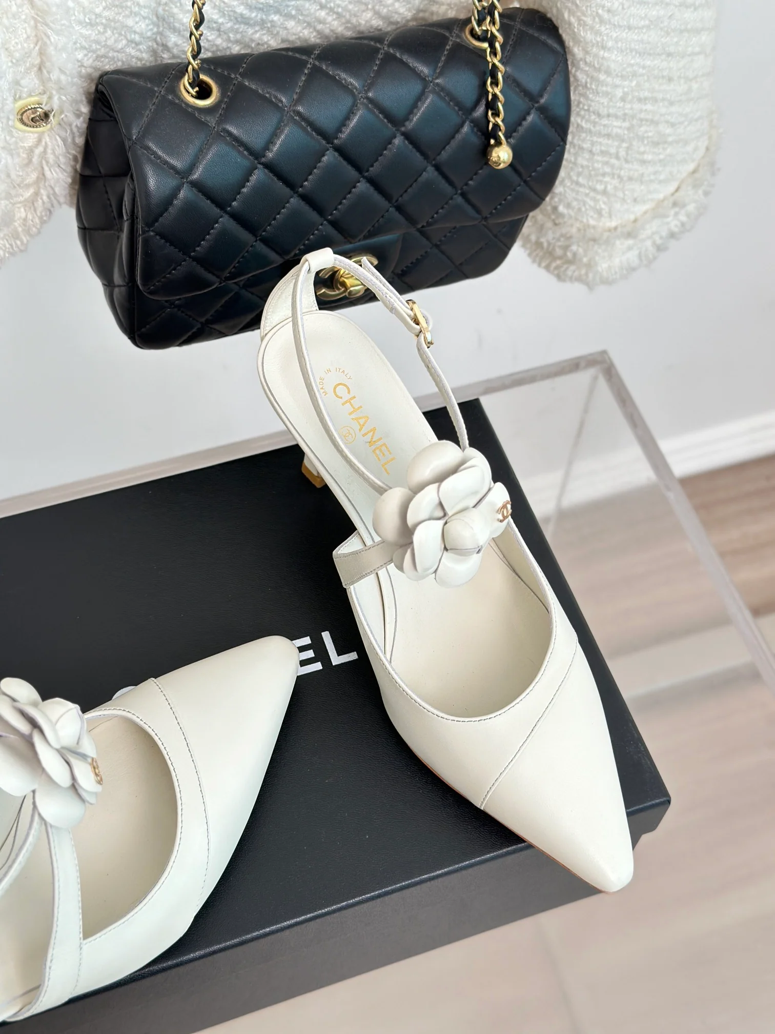 Новинка сезона весна/лето 2023 от Chanel - Босоножки на низком каблуке Camellia - Белые