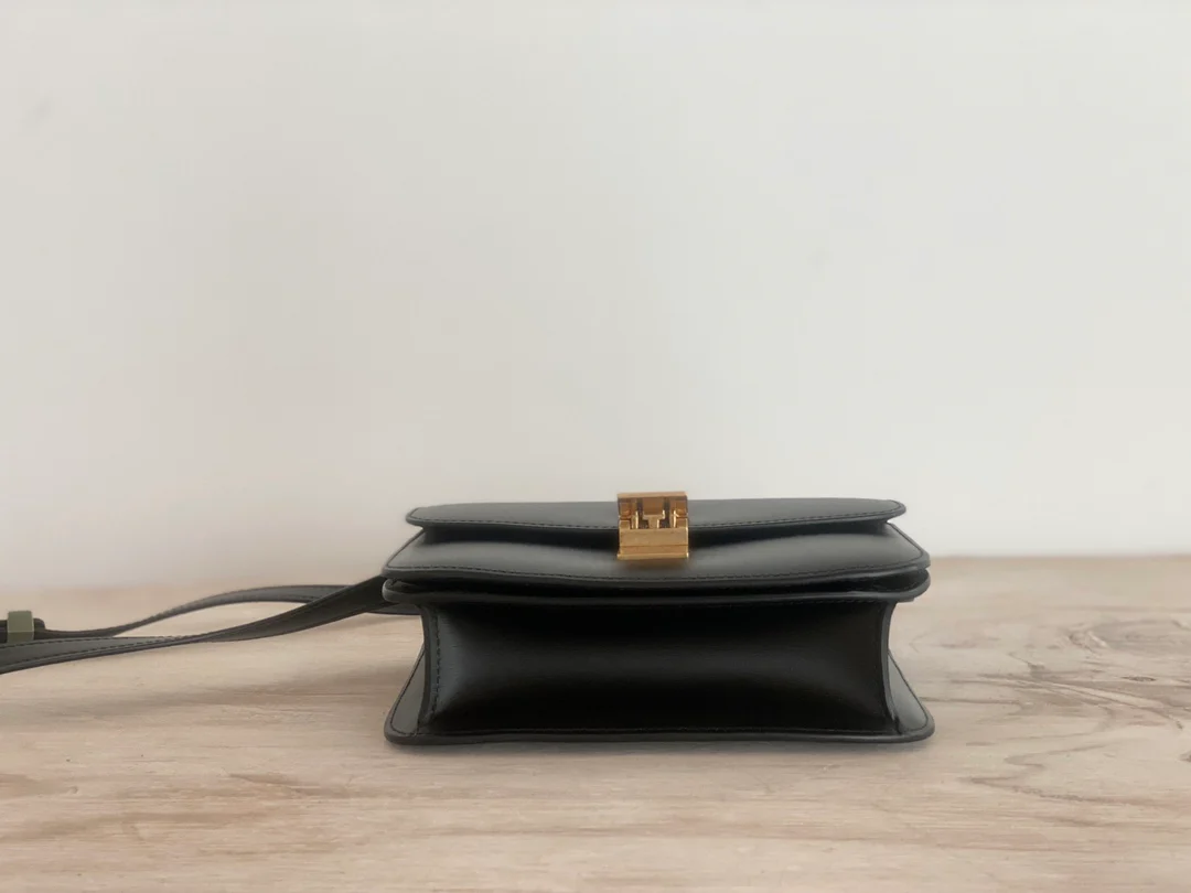 Сумка Celine Box-Tteen из полированной телячьей кожи — черная.