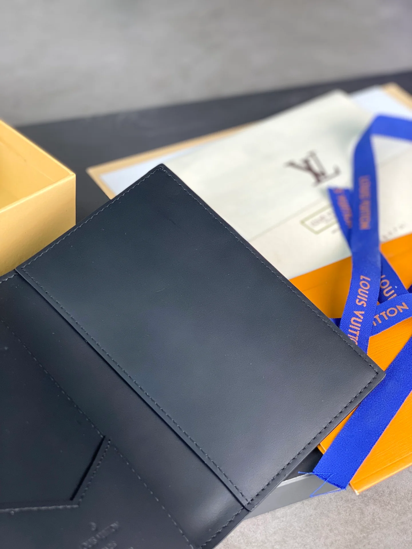 LV-m64411-Держатель для паспорта-Тиснение