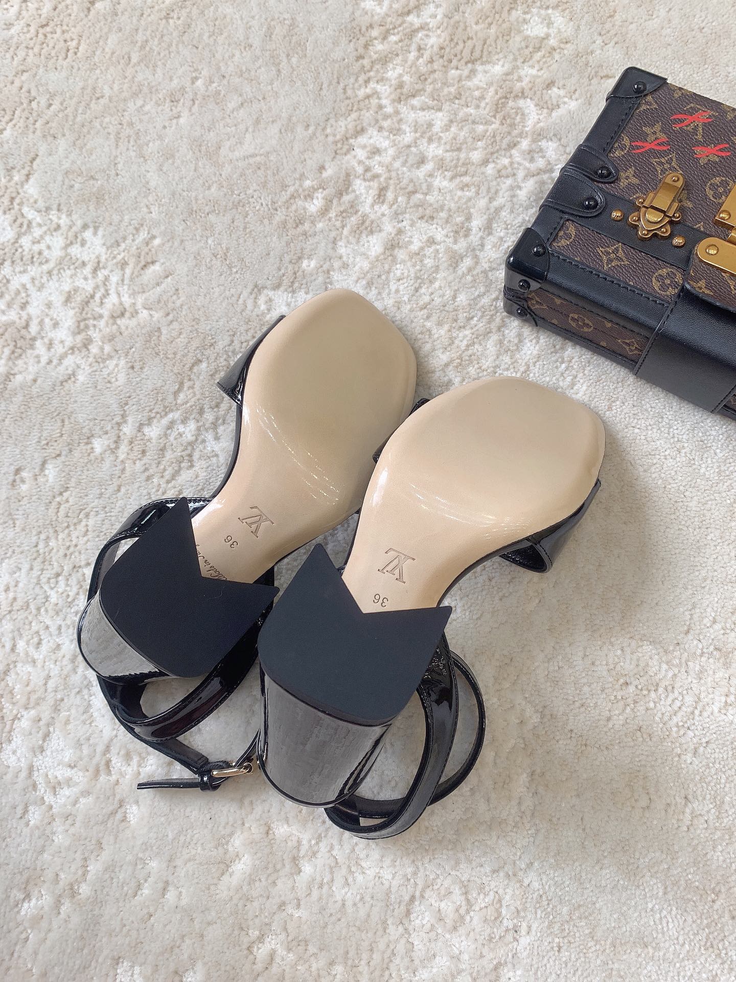 Новинка сезона весна/лето 2023 от LV - Босоножки на высоком каблуке - Черные