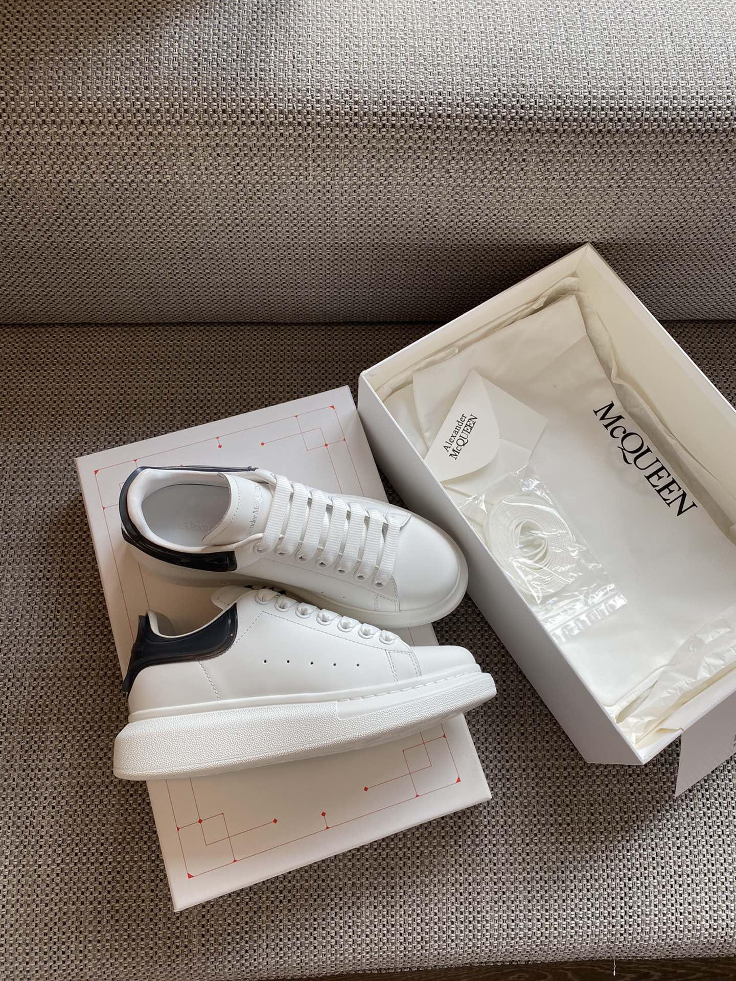 Классические белые кроссовки McQueen - на каблуке-резинке - темно-серые