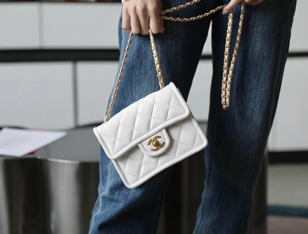 Маленькая булочка из тофу Chanel - белая