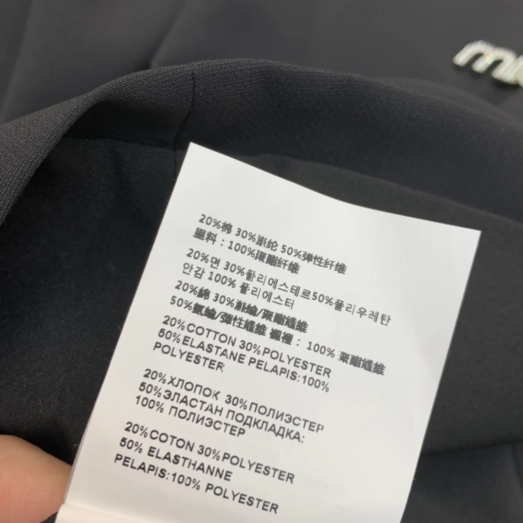 Платье Miu Miu-2404 с короткими рукавами и воротником, украшенным множеством стразов.