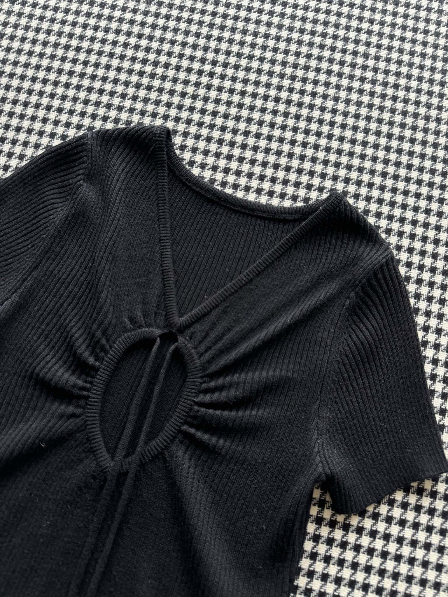 Celine - 2404 - 24 Новая вязаная блузка с короткими рукавами и ажурным сердечком на шнуровке для ранней весны - Черная