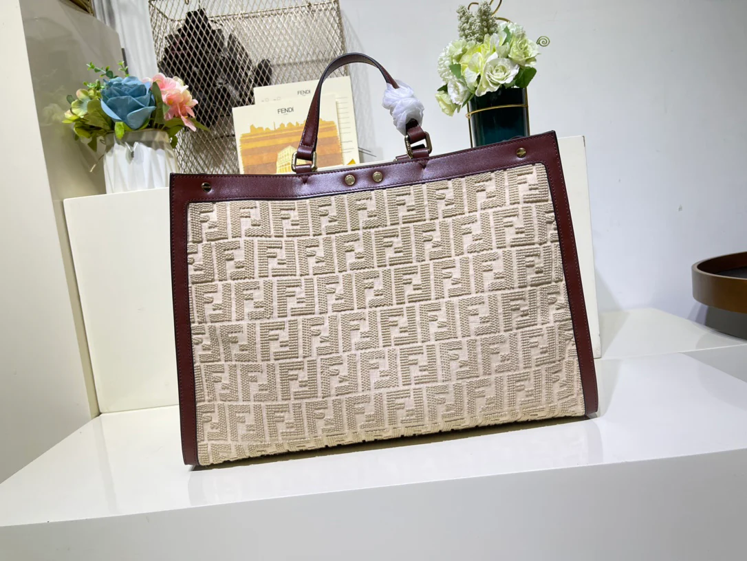 Сумка-тоут Fendi Peekaboo с ручкой из абрикосового холста.