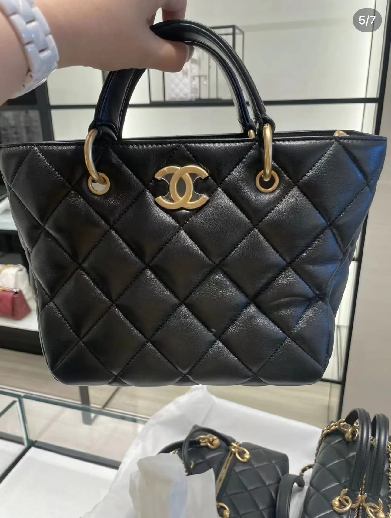 Сумка-тоут Chanel 23B из овечьей кожи, черная.