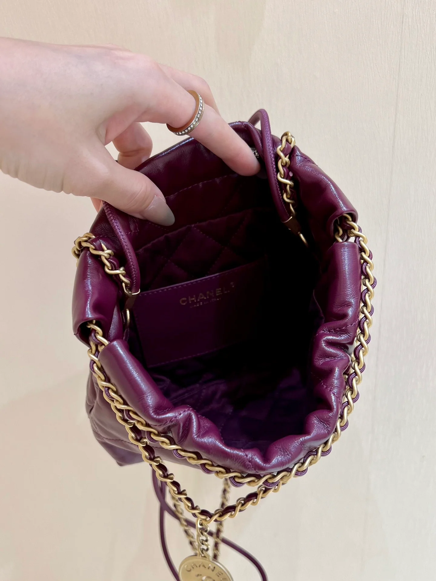 Весенне-летняя коллекция Chanel - Маленькая сумочка Chanel No. 22 - Фиолетово-красная