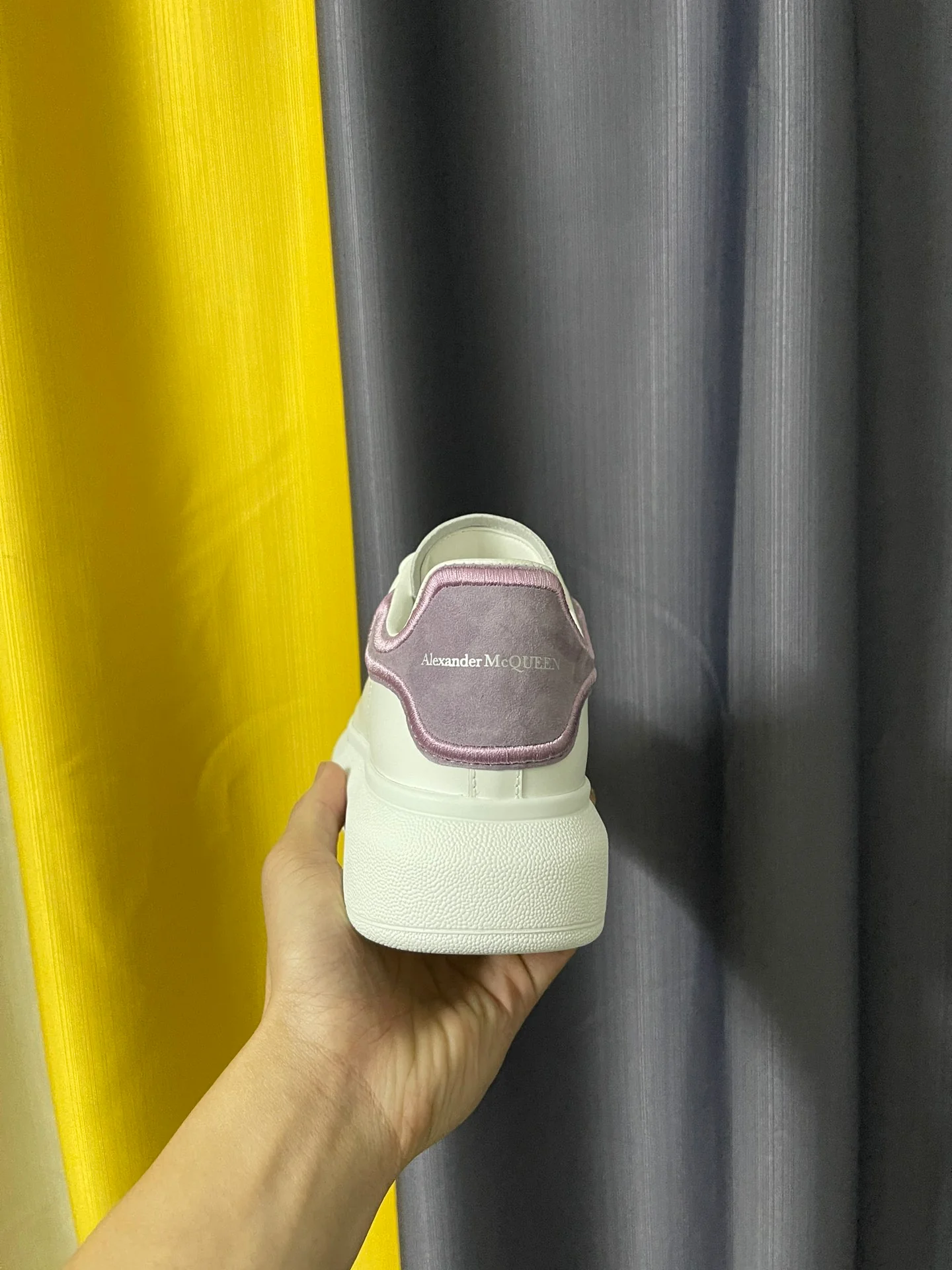 Классические белые кроссовки McQueen - унисекс - фиолетовая вышивка на пятке