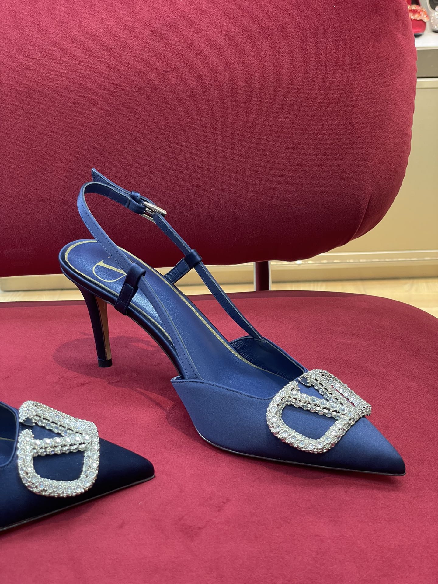 Новинка сезона осень/зима 2022 от Valentino - атласные туфли на каблуке с разрезом и стразами - королевский синий.