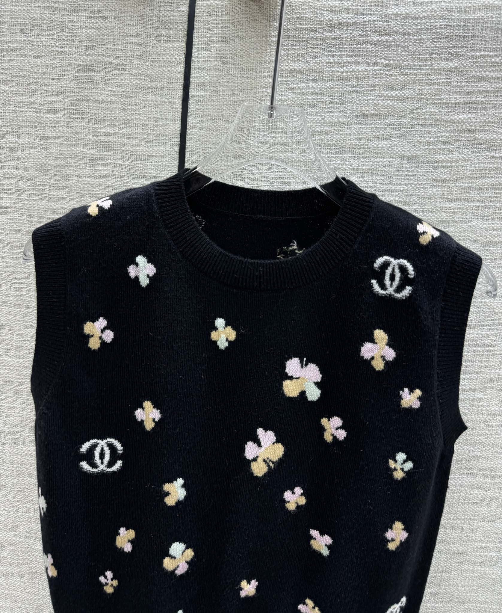 Chanel 2403-24 Коллекция ?Ранняя весна? Métiers d'Art — Вязаный жилет ?Клевер? — Черный