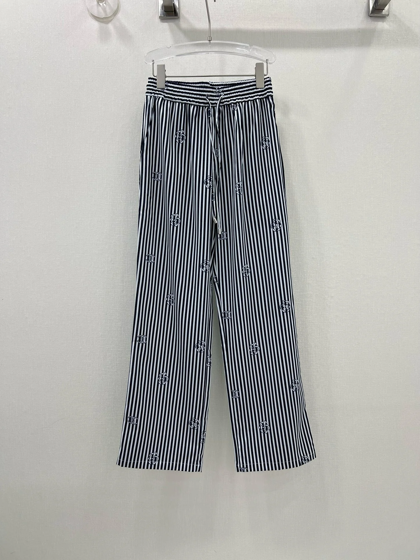 Новые брюки прямого кроя Chanel 2404 Весна/Лето: полоски с принтом