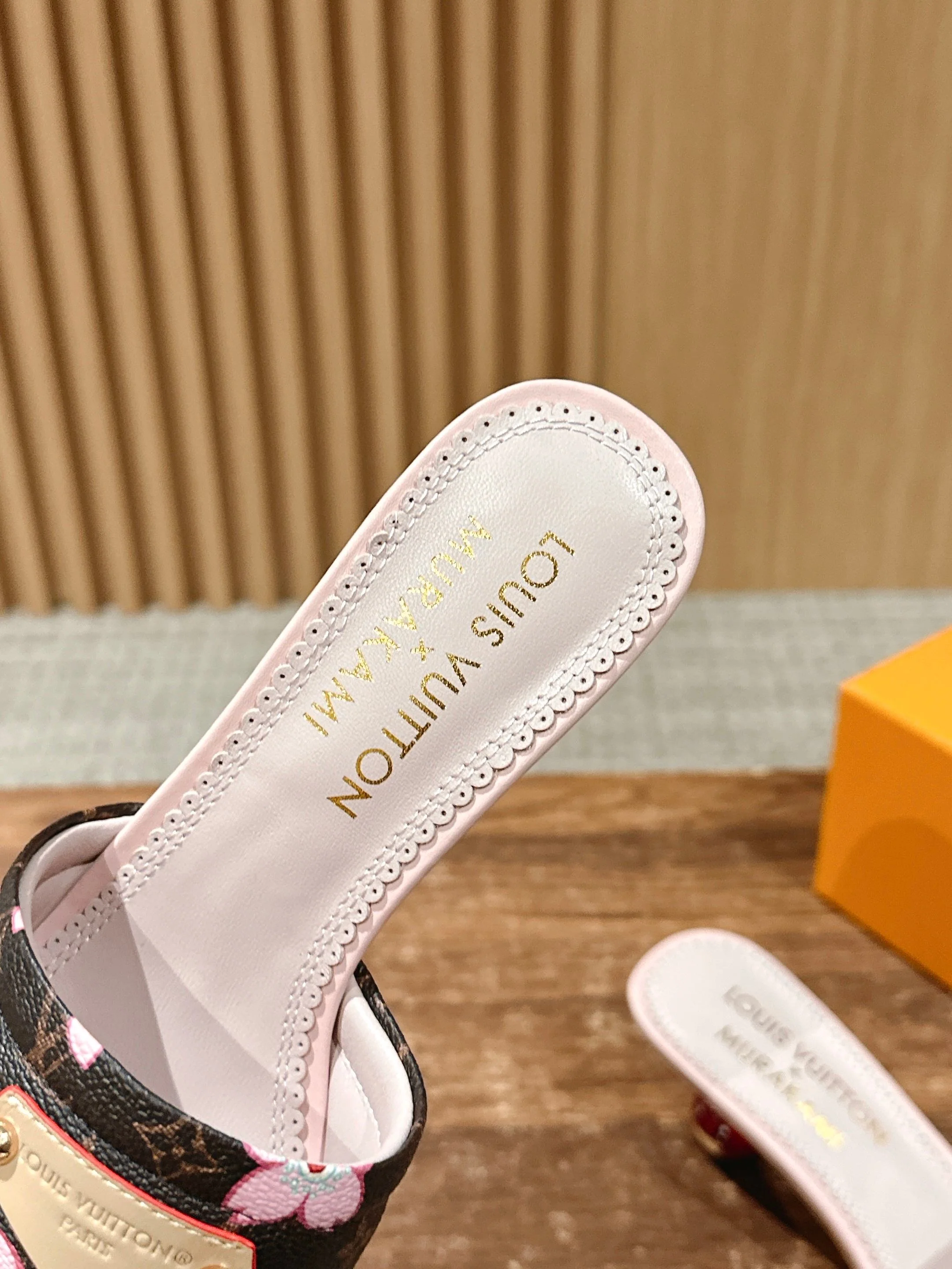 LV - Коллекция Такаши Мураками в стиле ретро - Сандалии на низком каблуке - Розовые и черные