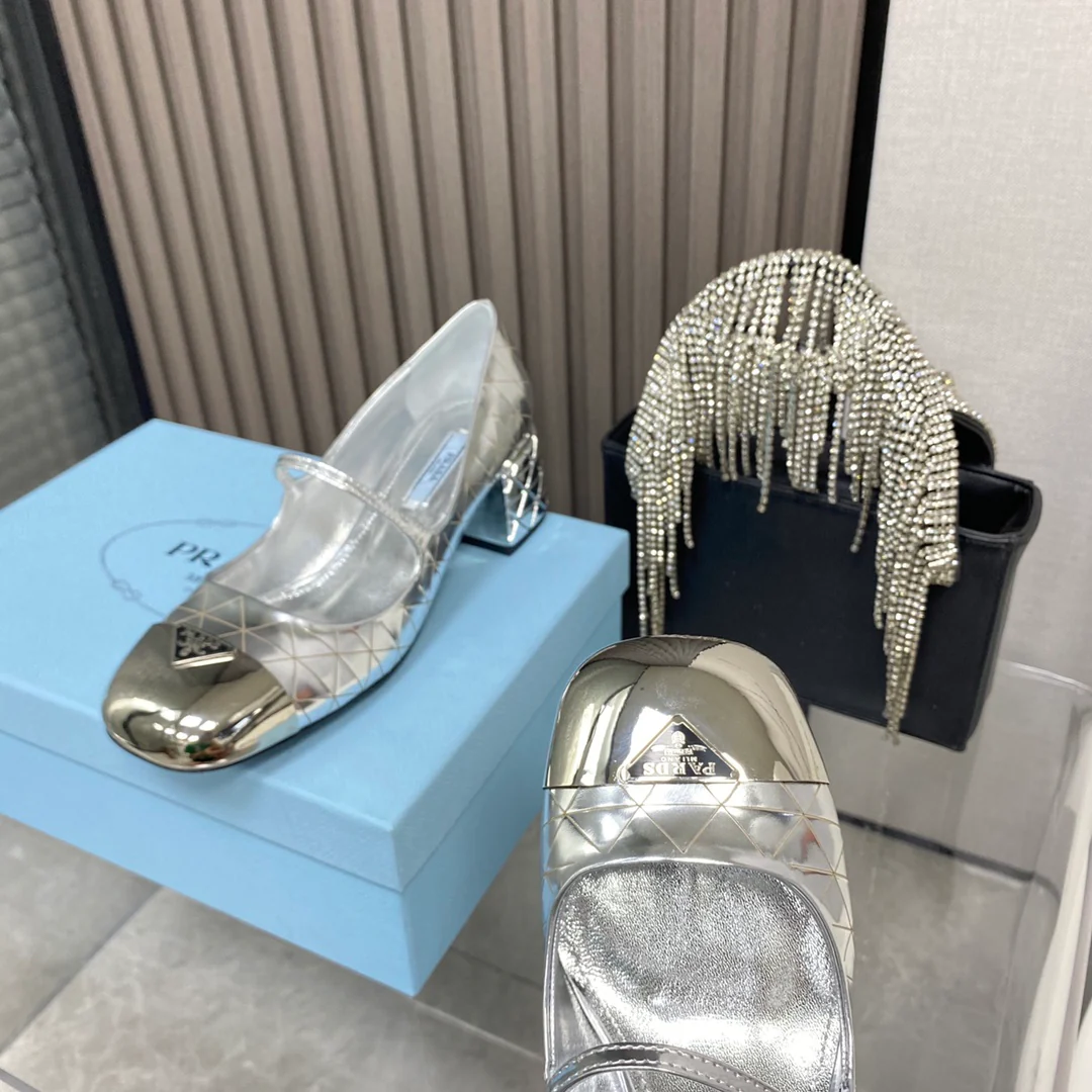 Новинка сезона весна/лето 2022 от Prada - туфли Мэри Джейн