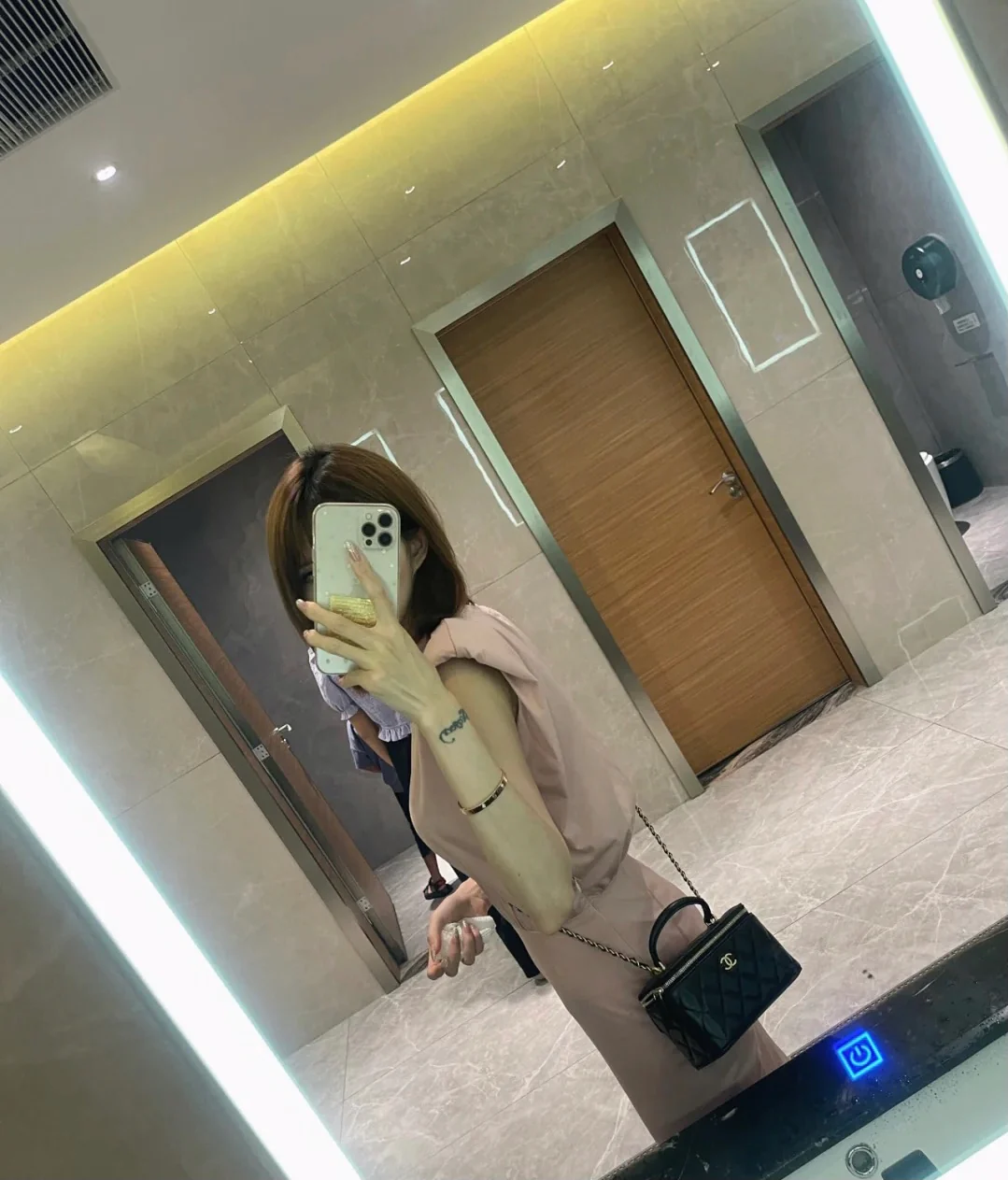 Сумка-коробочка Chanel с кожаной ручкой, длинная, черная.