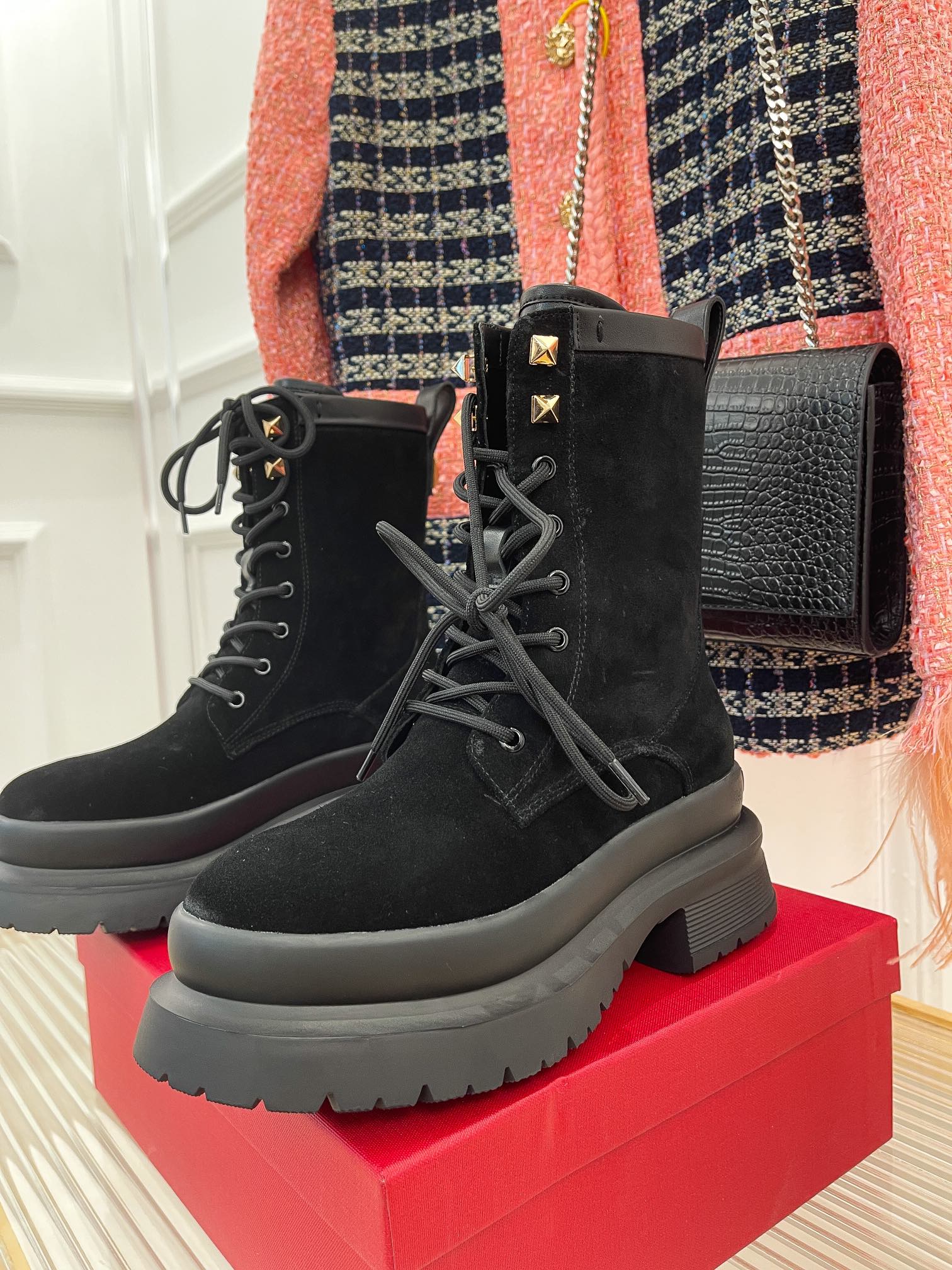 Новинка сезона осень/зима 2022 от Valentino - Ботинки Dr. Martens - 1