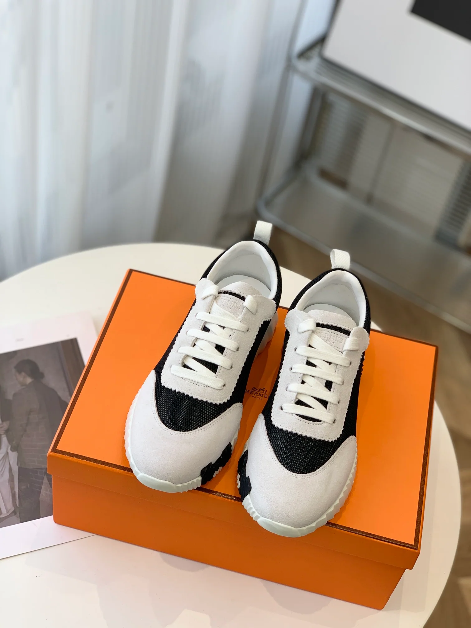 Новейшая модель Hermes 2023 года - кожаные кроссовки H - белые и черные