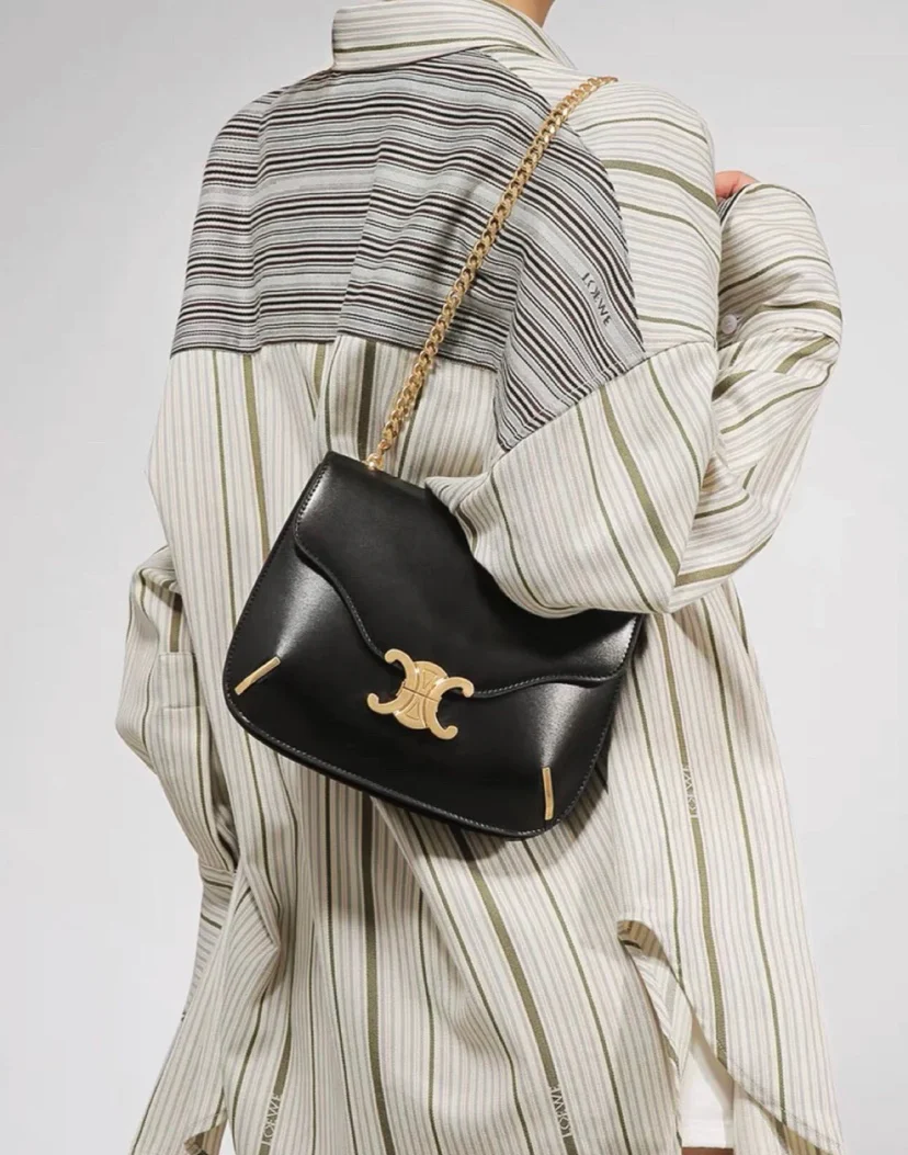 Коллекция Celine осень 2022 - Кожаная сумка Besace на цепочке - Черная