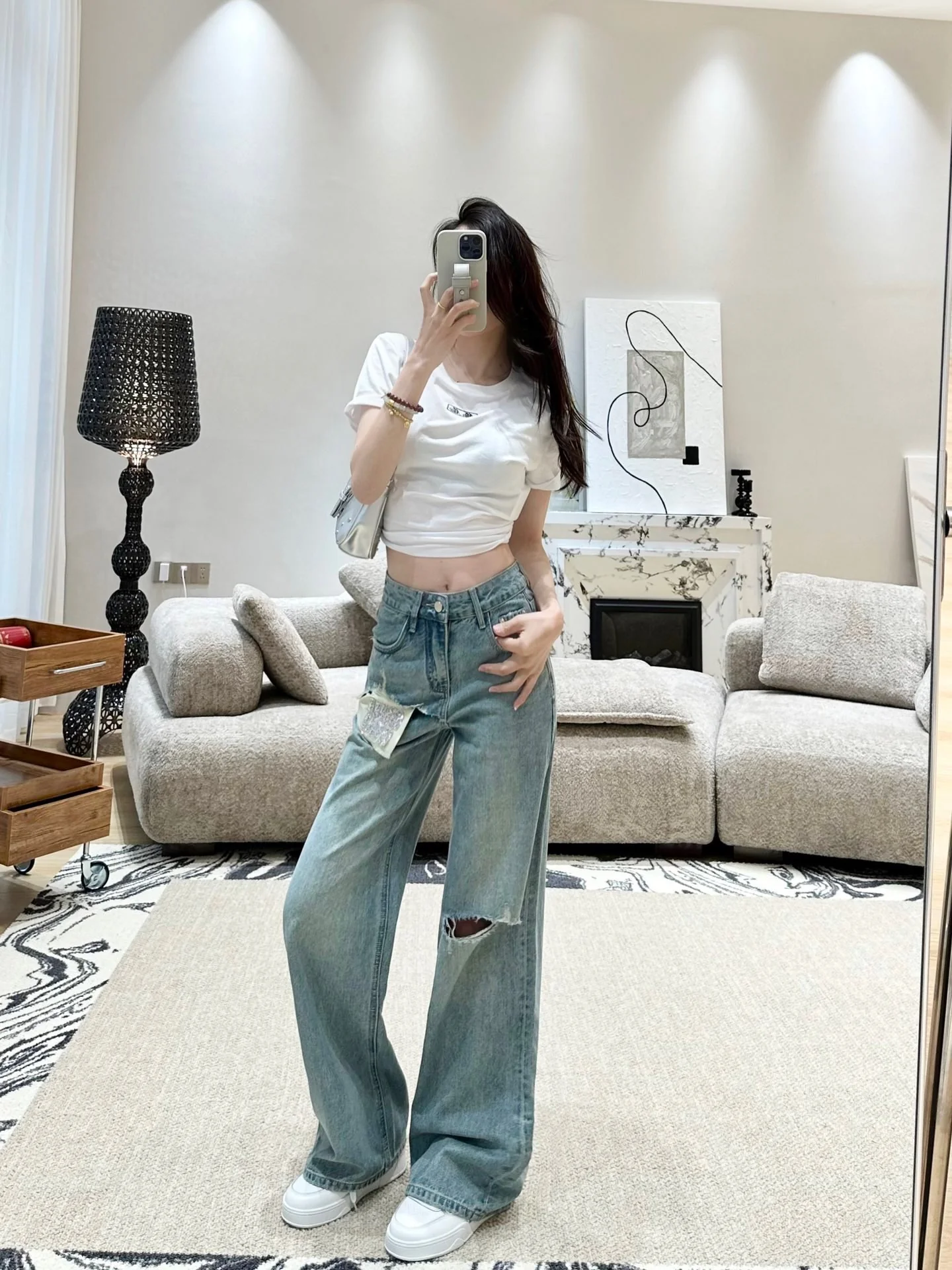 Джинсы Miu Miu 2404 с высокой талией и рваными элементами