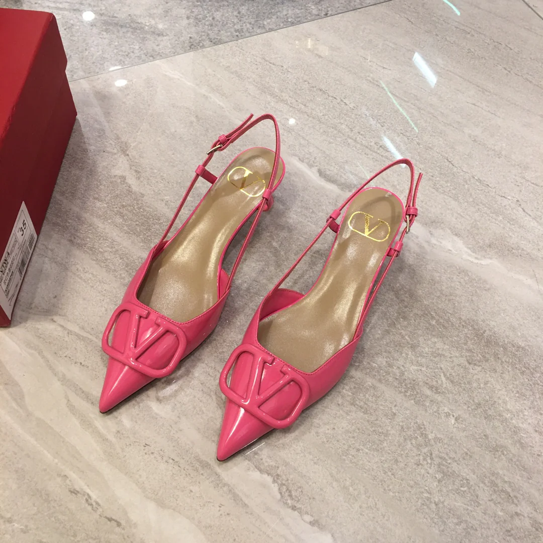 Лакированные босоножки Valentino на низком каблуке с острым носком — розовые.