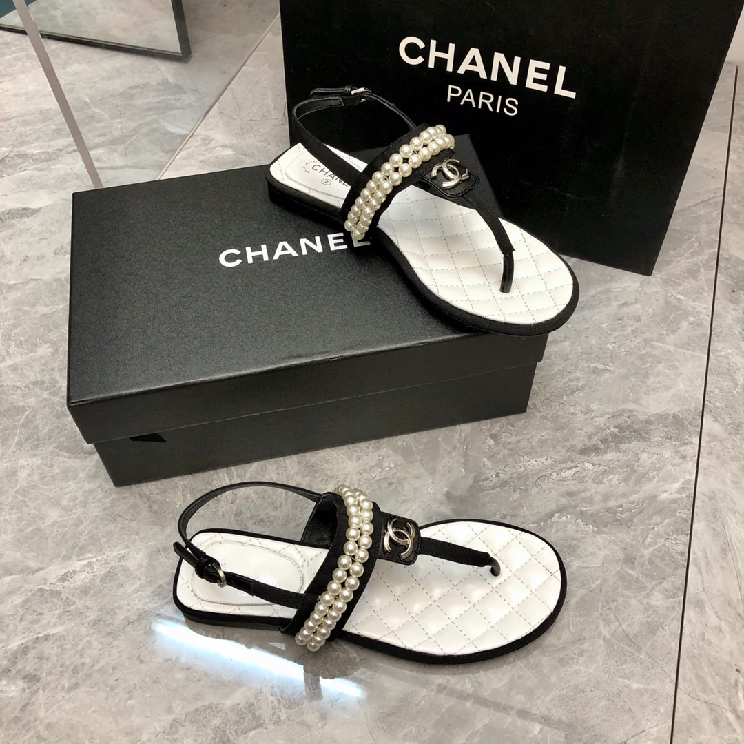 Новинка сезона весна/лето 2023 от Chanel - Классическая серия, сандалии с Т-образным ремешком и жемчугом - Черные