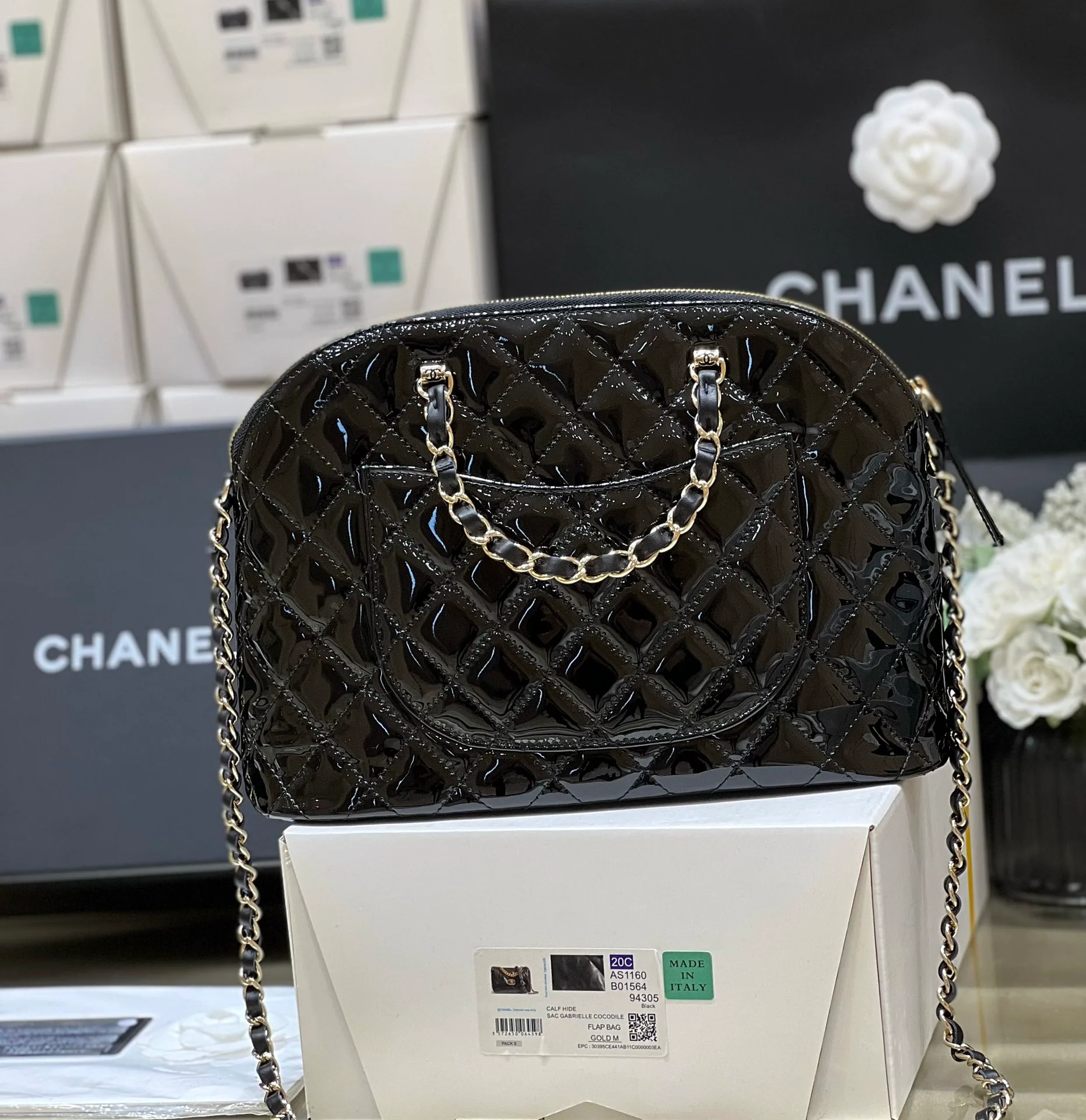 Новинка сезона весна/лето 2023 от Chanel - Сумка-ракушка из лакированной кожи - Большая - Черная
