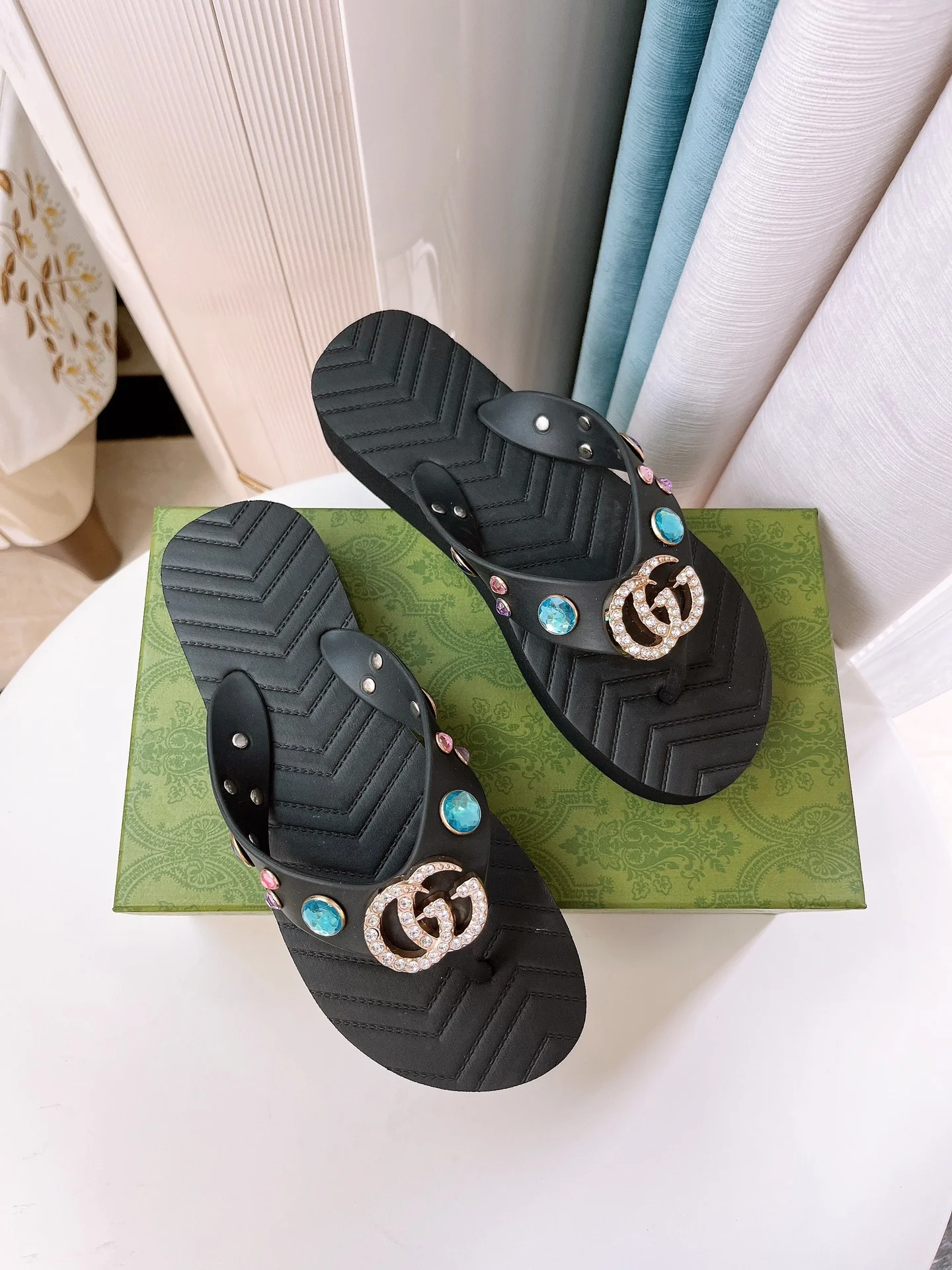 Летняя коллекция Gucci 2022 — Пляжная обувь — Черная