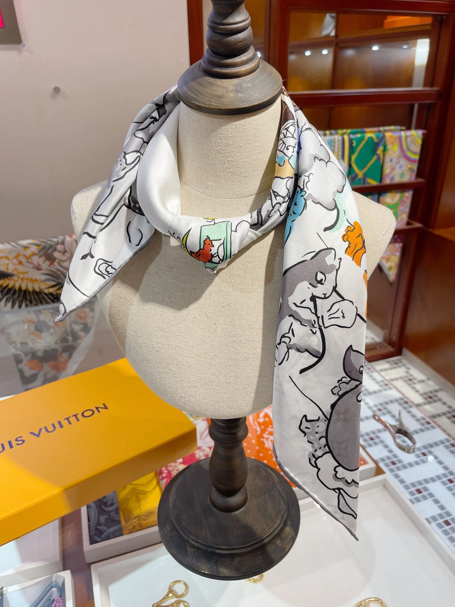 LV - Шелковый шарф коллекционного издания
