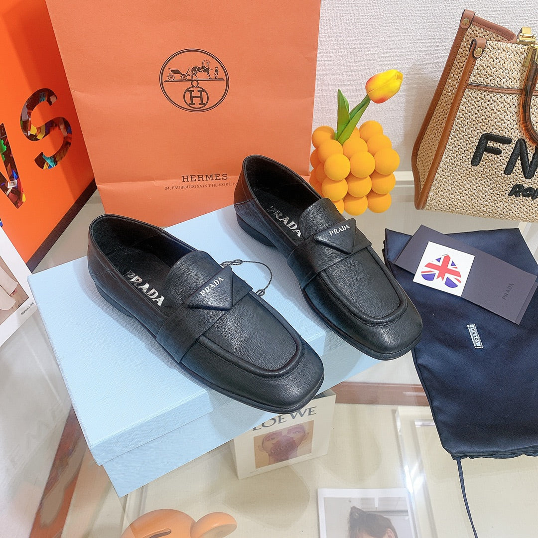 Обувь Prada - удобные лоферы Prada из мягкой кожи - черные