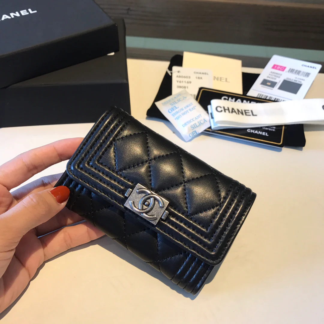 Кардхолдер Chanel Le Boy из овечьей кожи с винтажной серебряной пряжкой.