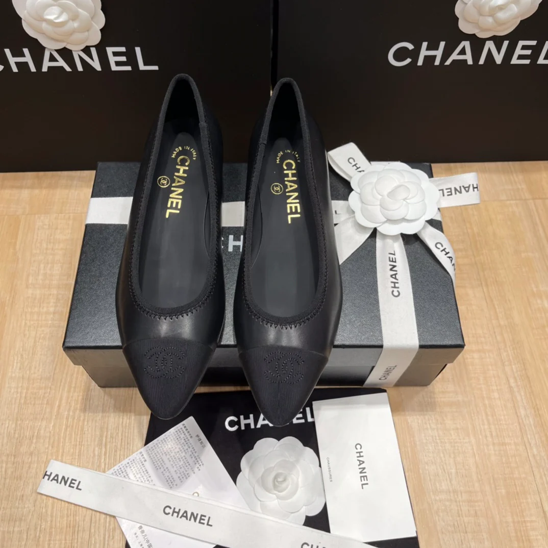 Chanel - Черные балетки с острым носком