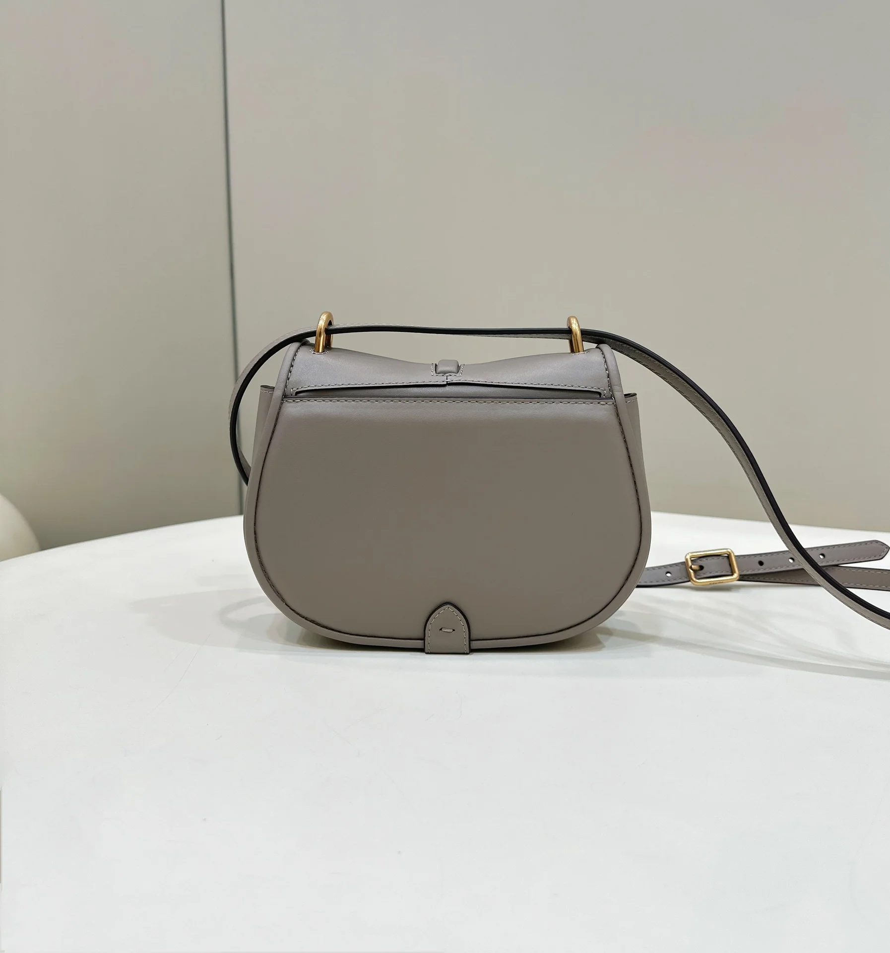 Сумка-седло Fendi в стиле ретро с клапаном — цементно-серый