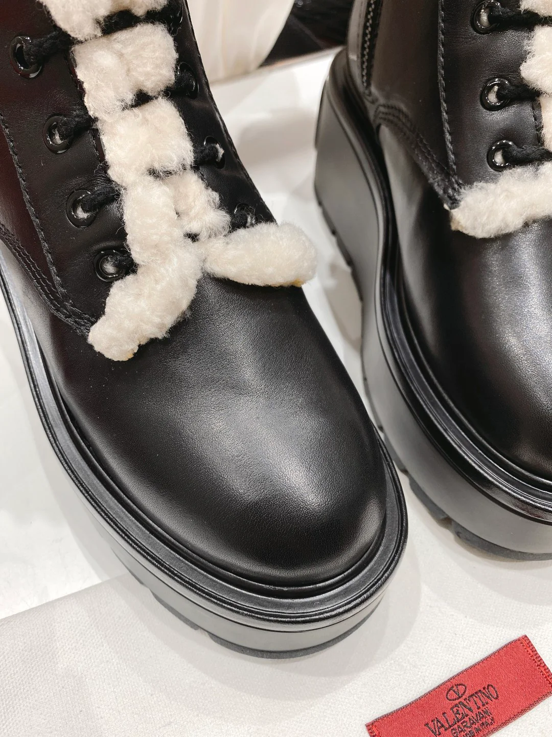 Ботильоны Valentino на платформе до середины икры с подкладкой из овчины — черные
