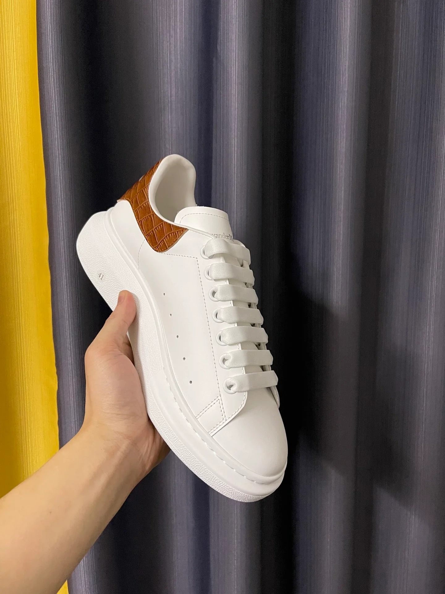 Классические белые кроссовки McQueen - унисекс - карамельный узор под крокодиловую кожу - премиум-издание