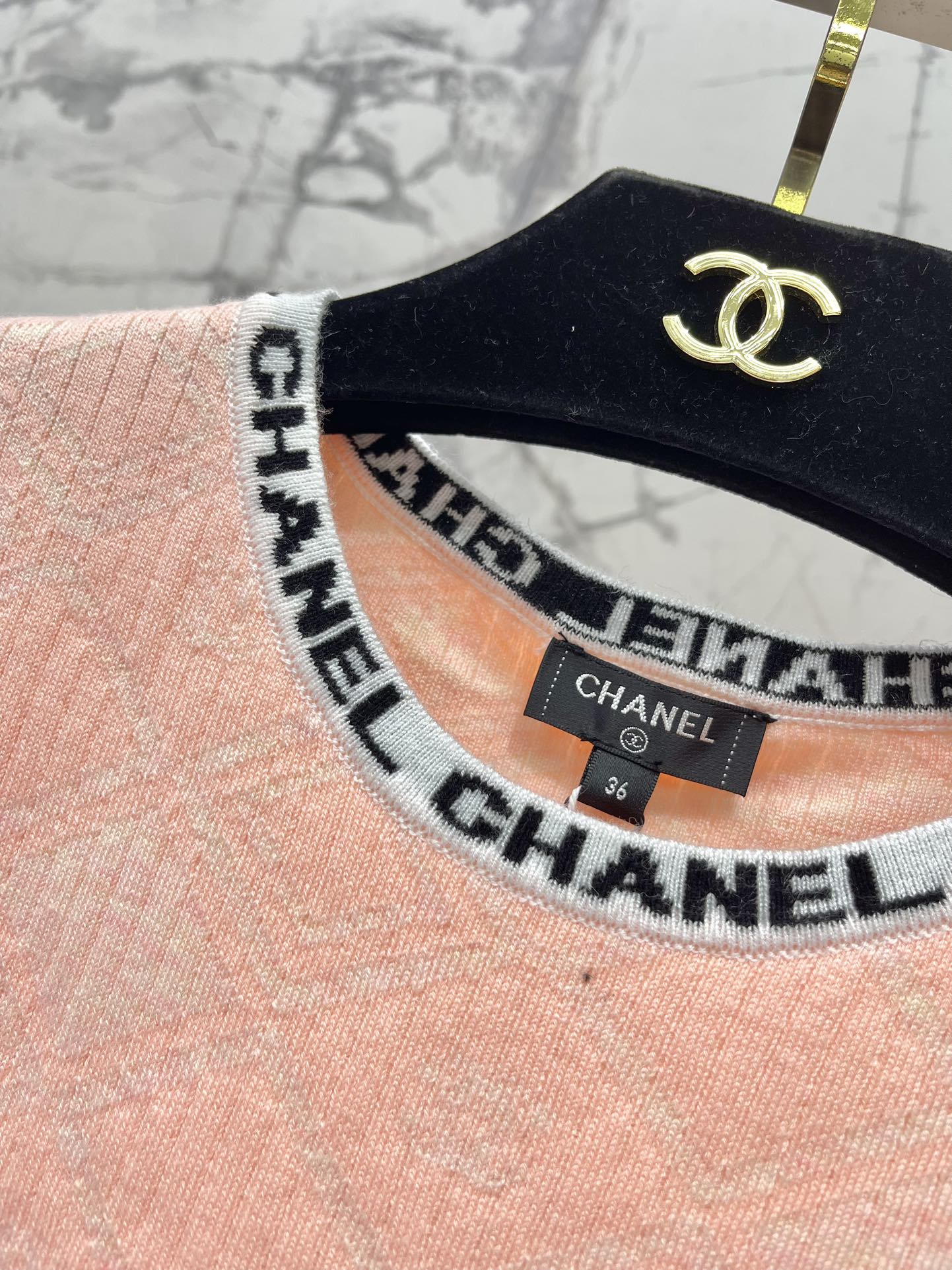 Новый клетчатый трикотажный топ Chanel 2403-24 с короткими рукавами - оранжево-розовый