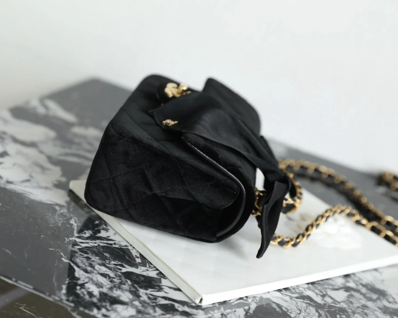 Мини-юбка Chanel 25k с бантом и ручкой из бархата, черная.