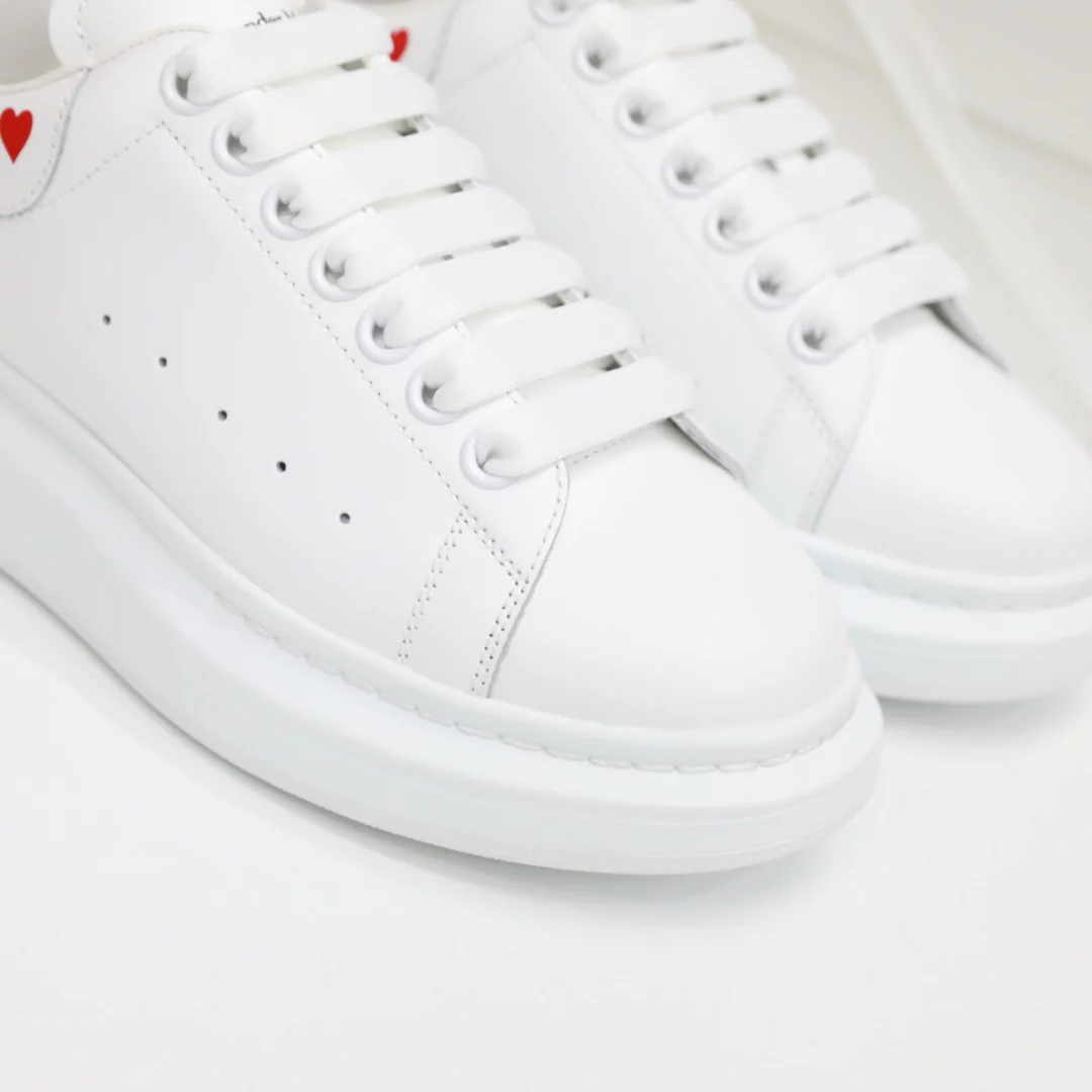McQueen - Классические белые кроссовки - Красное сердце