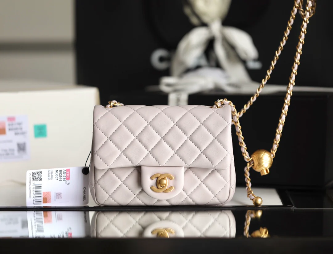 Chanel - Сумка-клатч Golden Globe Square Flap Bag - 18 см - из овечьей кожи