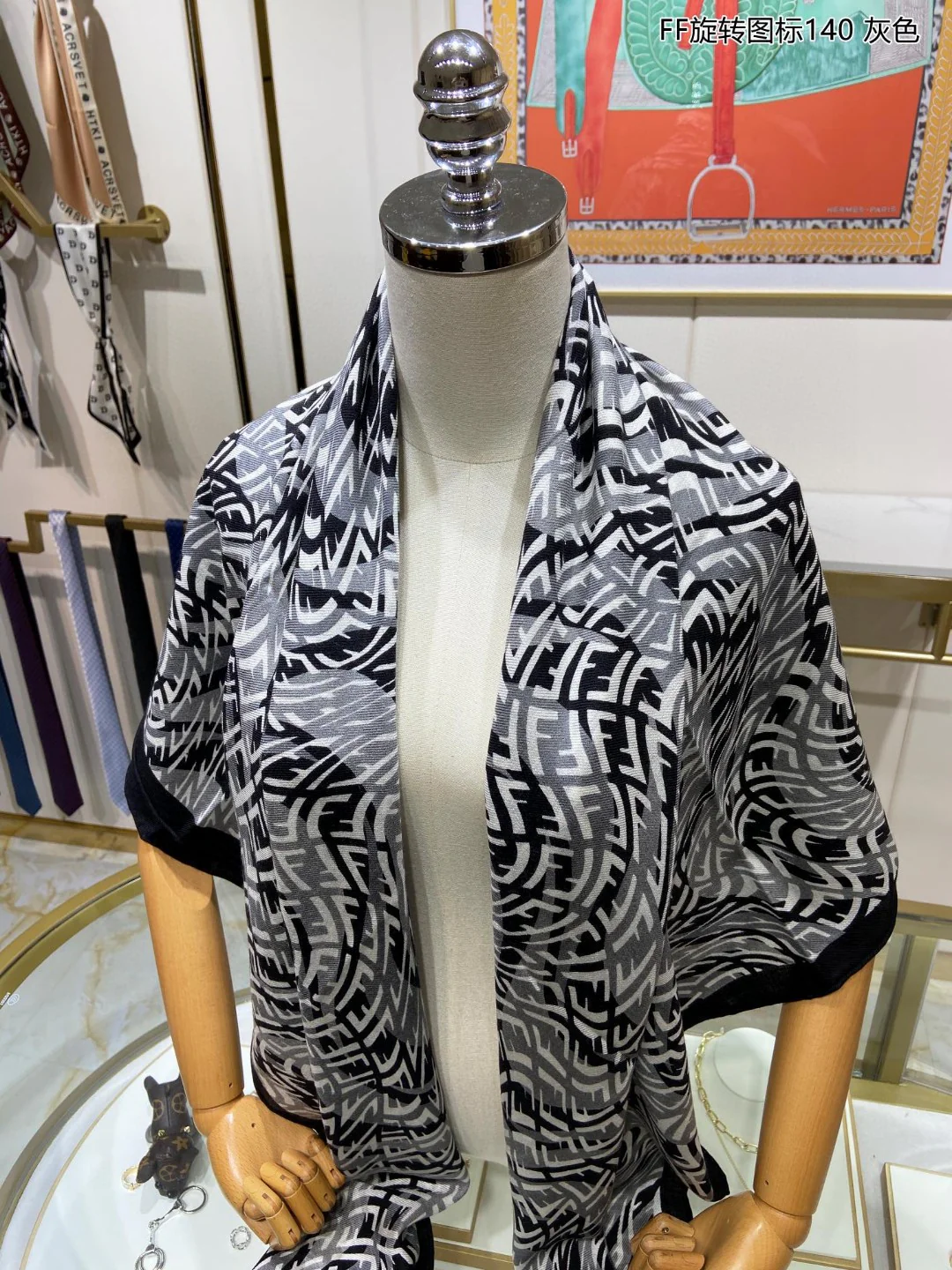 Квадратный шарф Fendi Rotating Icon, 140 см - 70% высококачественный кашемир - 30% шелк