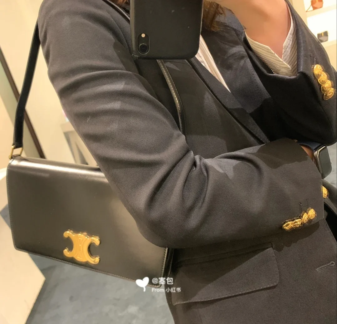 Сумка Celine Triomphe из глянцевой телячьей кожи с принтом под канвас — черная — на фото.