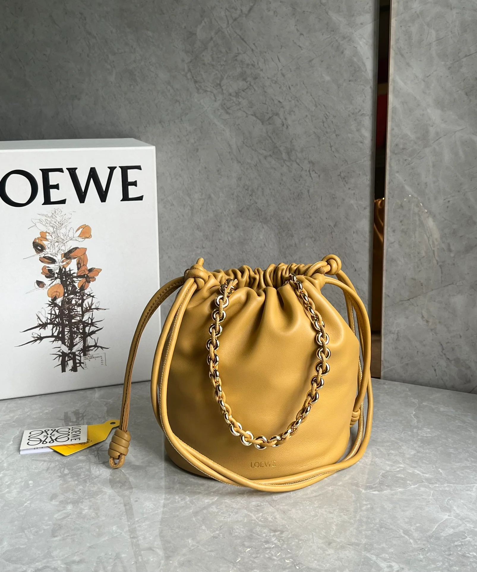 Сумка-ведро Loewe Flamenco Purse Bucket Bag - горчично-желтого цвета.