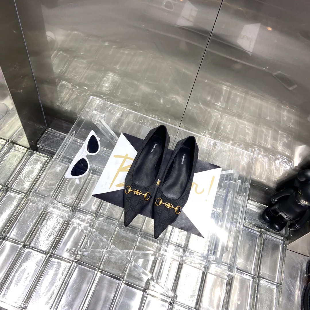 Коллекция Balenciaga - балетки с острым носком