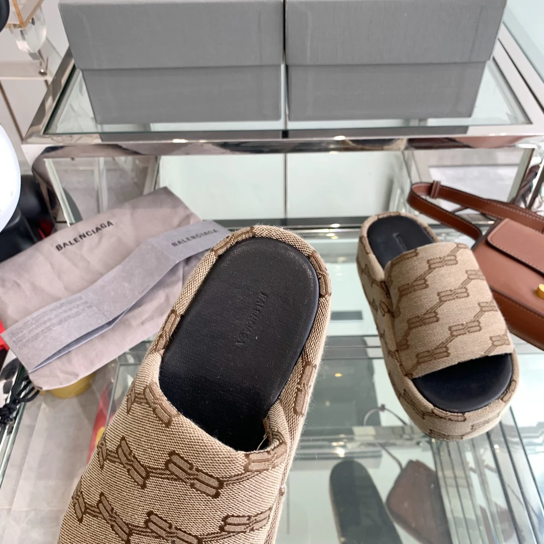 Новинка сезона весна/лето 2023 от Balenciaga - Тапочки на платформе с вышивкой - Коричневые