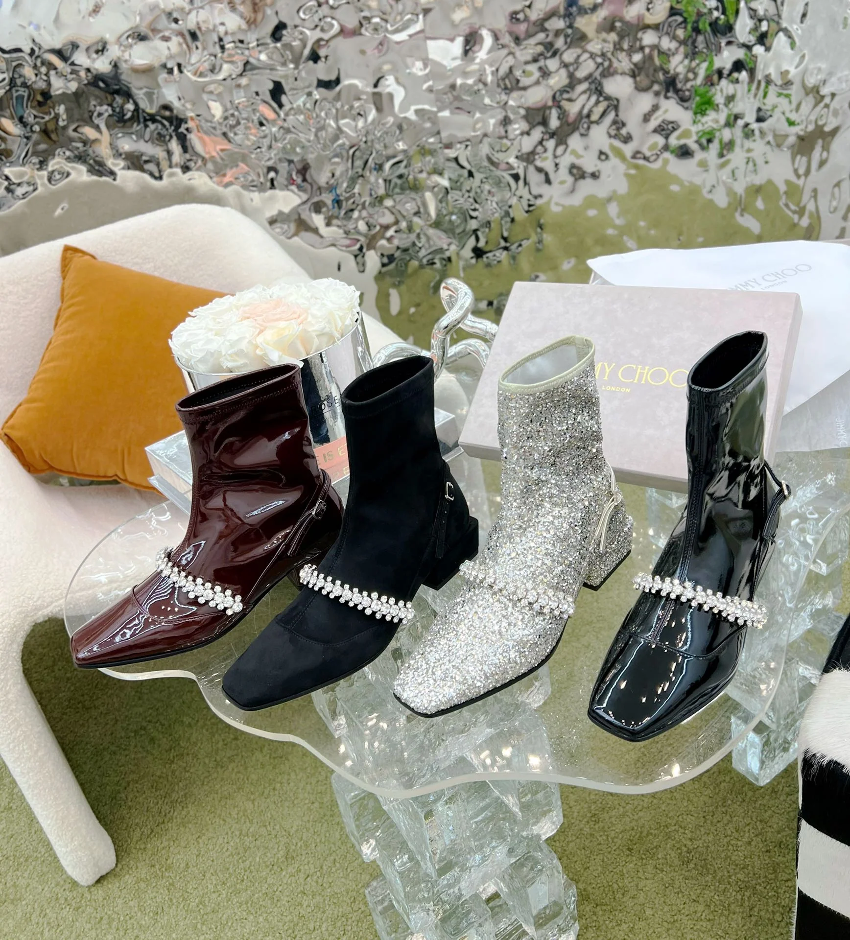 Jimmy - Новинка сезона весна/лето 2022 - Ботильоны на резинке со стразами - 1