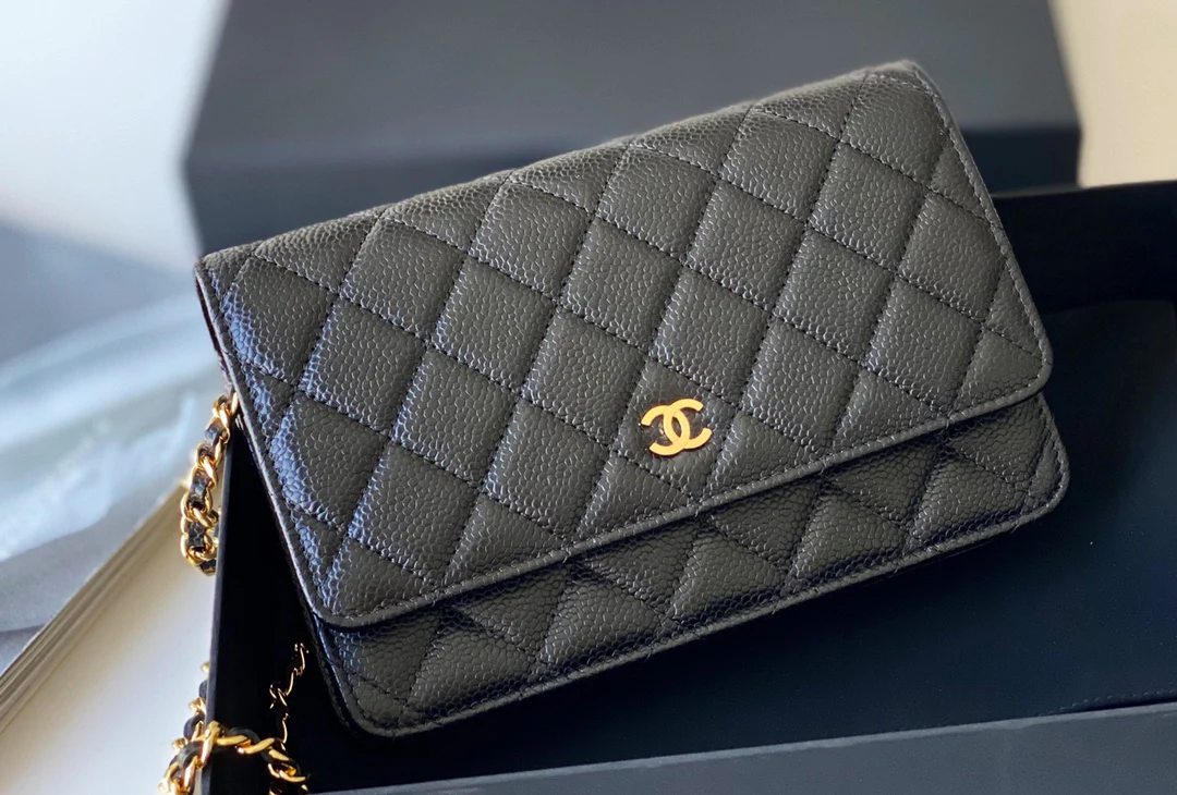 Chanel - Классическая брошь WOC - Черная кожа личи, золотая пуговица