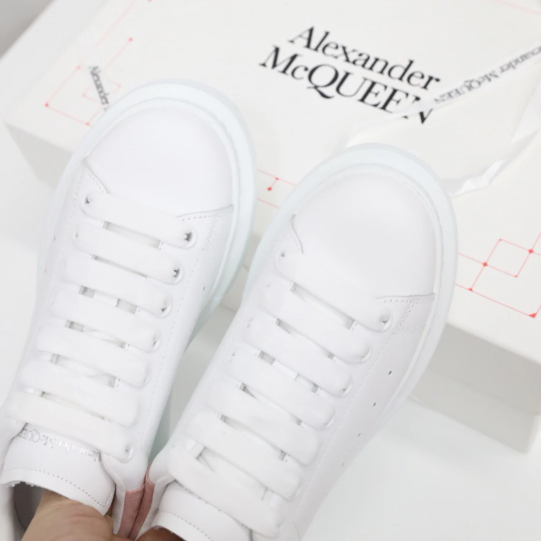 Классические белые кроссовки McQueen - нежно-розовые