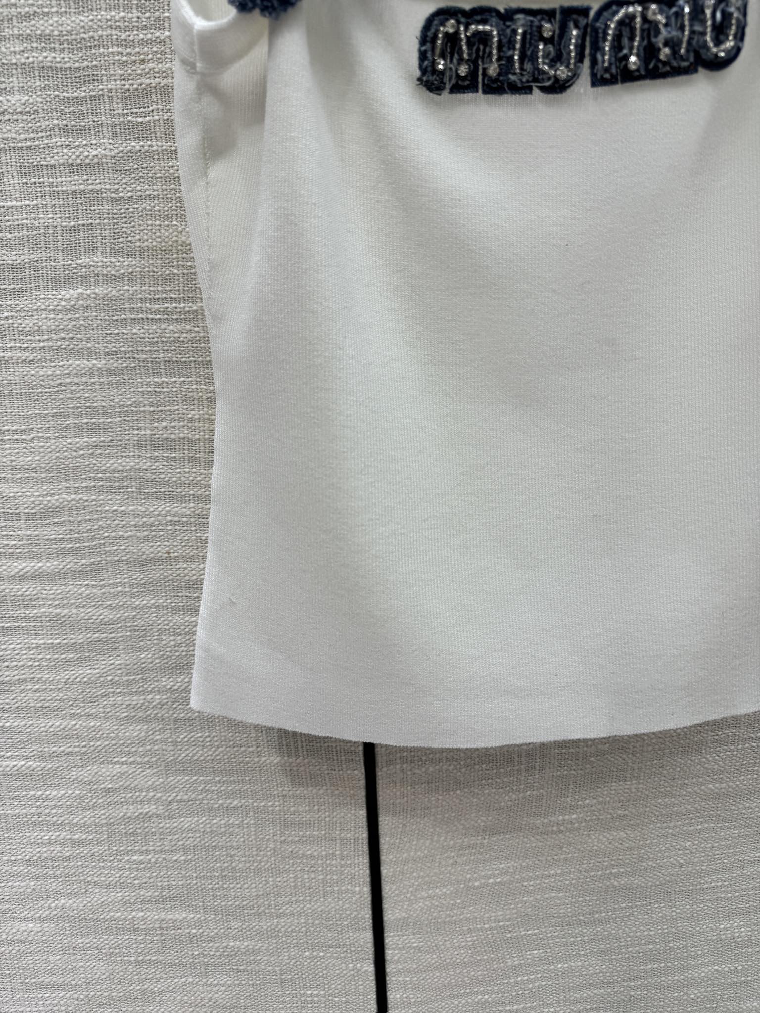 Жилет Miu Miu-2404 из плотной трикотажной ткани с объемной вышивкой бисером, белый.