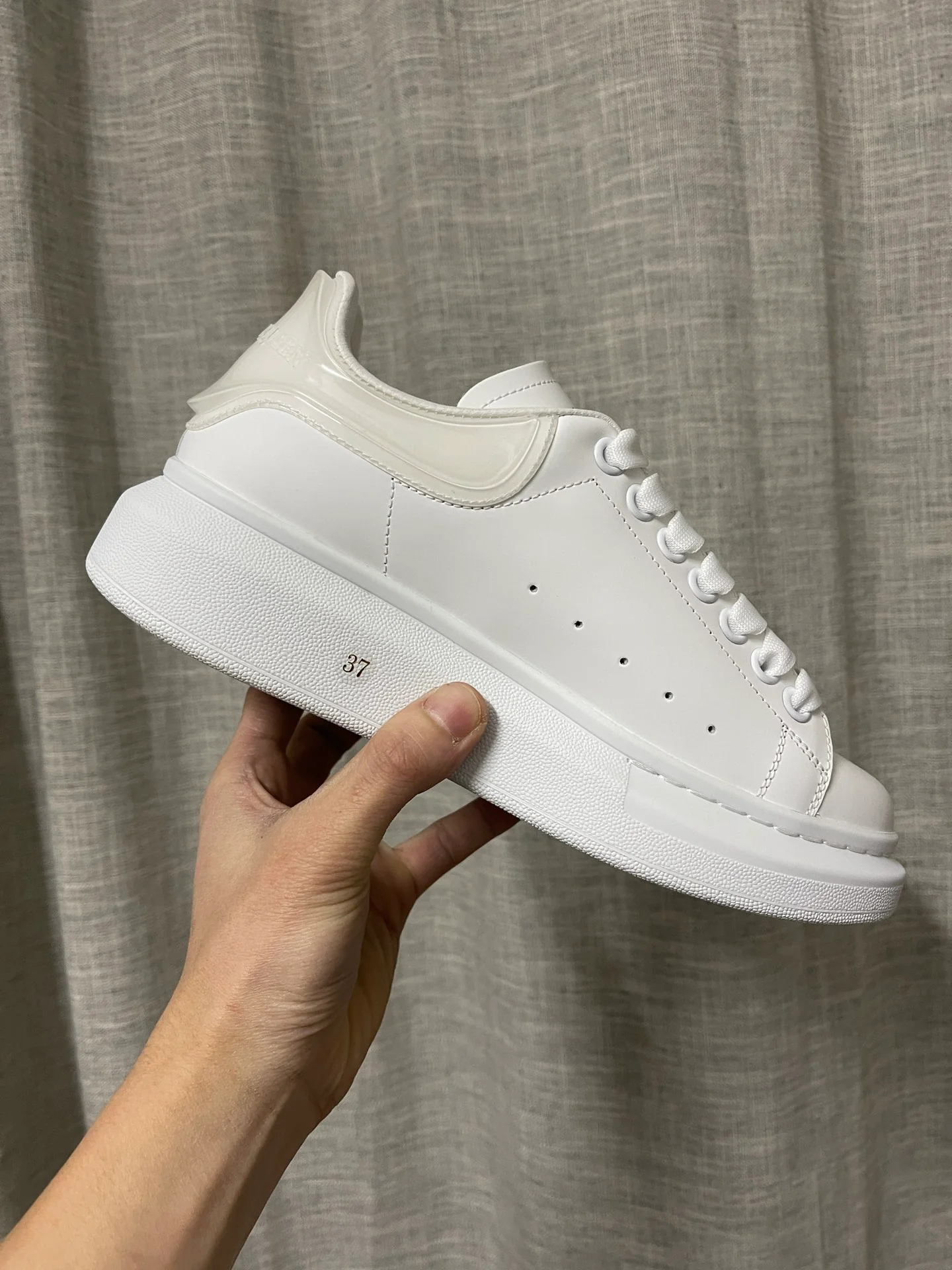 McQueen - Классические белые кроссовки - Белая кожаная пятка